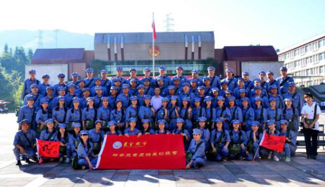 图为辅导员们穿上红军服的合影